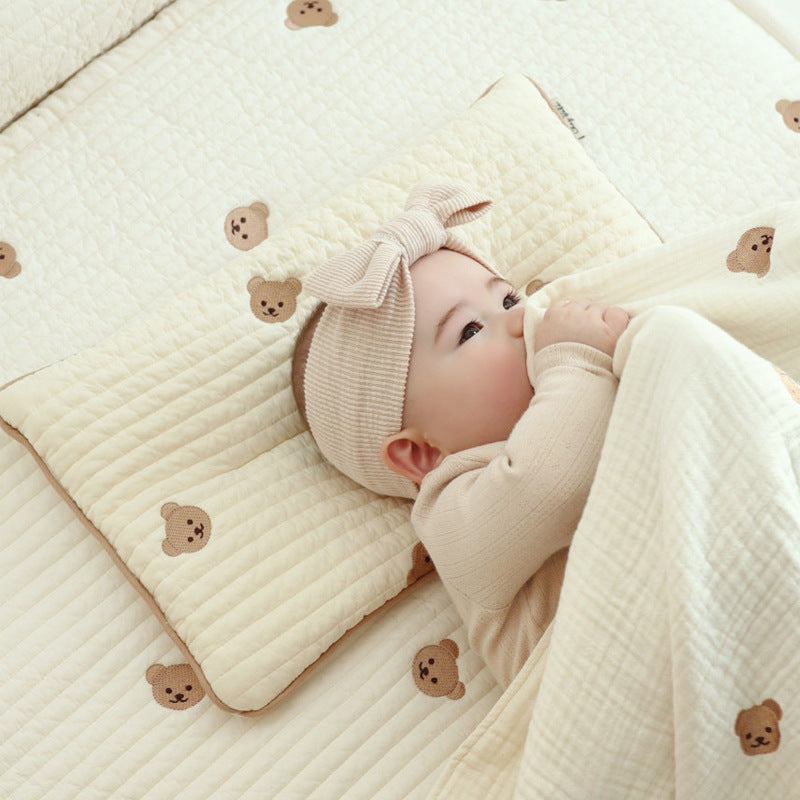 Almohada bordada para dar forma a la cabeza plana de los bebés