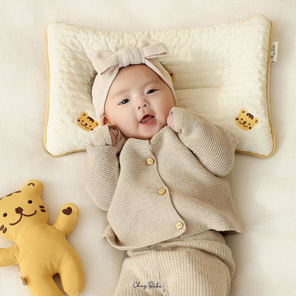 Almohada bordada para dar forma a la cabeza plana de los bebés