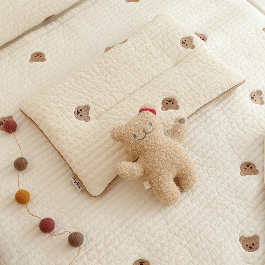 Almohada bordada para dar forma a la cabeza plana de los bebés
