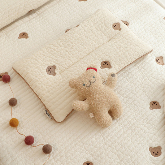 Almohada bordada para dar forma a la cabeza plana de los bebés