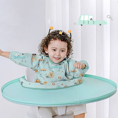 Bandeja impermeable con babero para la alimentación del bebé y desordenes