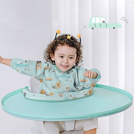 Bandeja impermeable con babero para la alimentación del bebé y desordenes