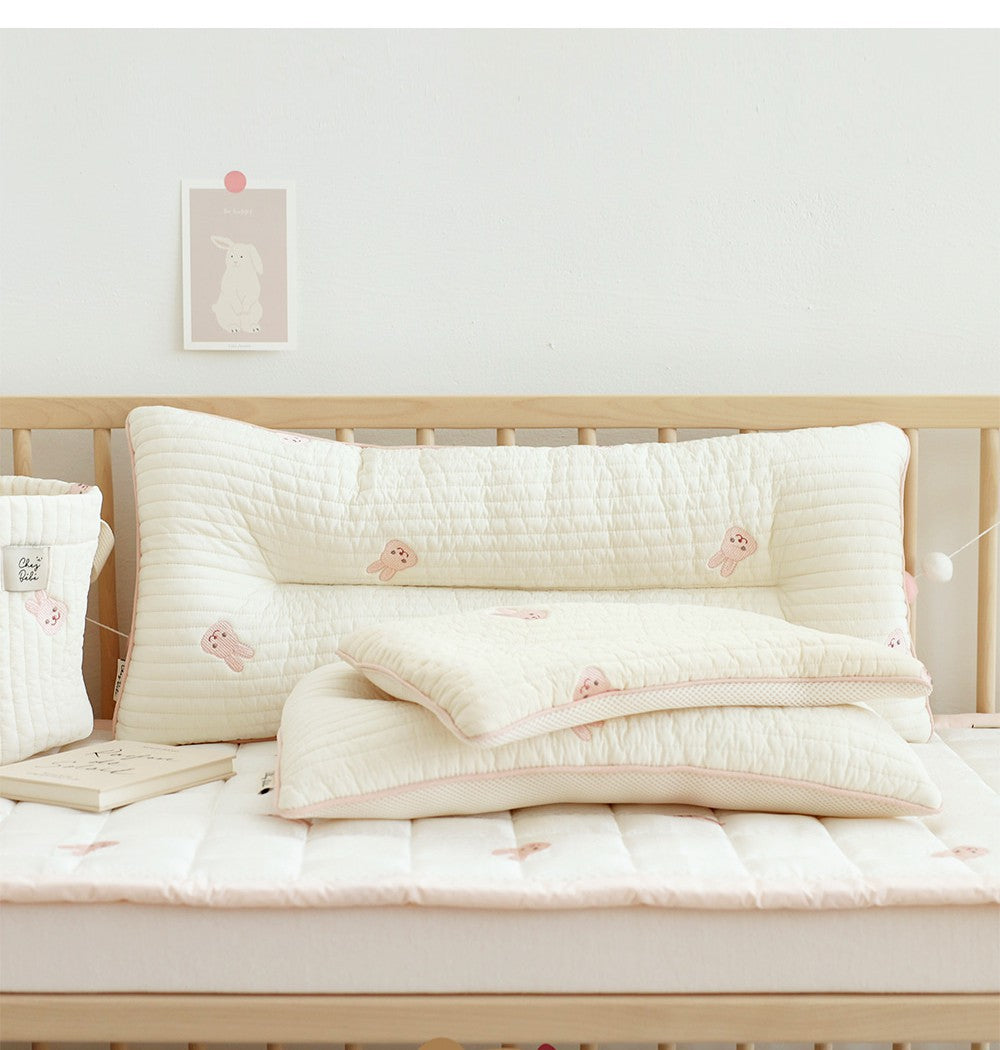 Almohada bordada para dar forma a la cabeza plana de los bebés