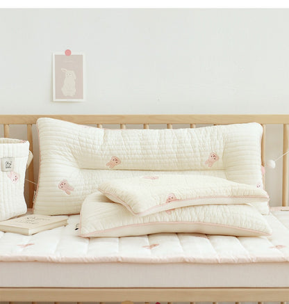 Almohada bordada para dar forma a la cabeza plana de los bebés